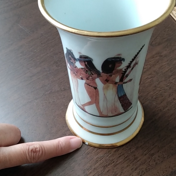 Set Ancient Egyptian Themed Vase and two decorative plates with stands. - Picture 6 of 7